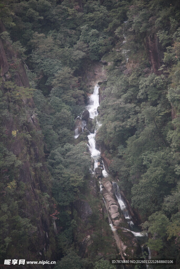 山间瀑布穿行茂密丛林