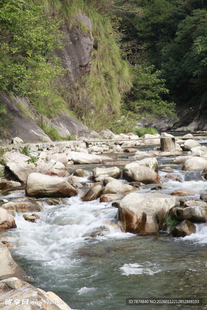 山间溪流与嶙峋石块景观