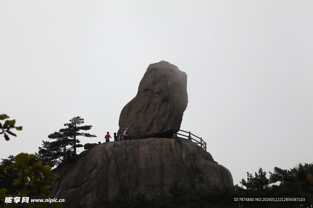 高耸巨石屹立山间