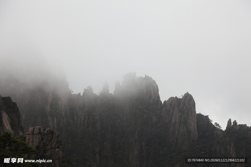 云雾缭绕的险峻山峰