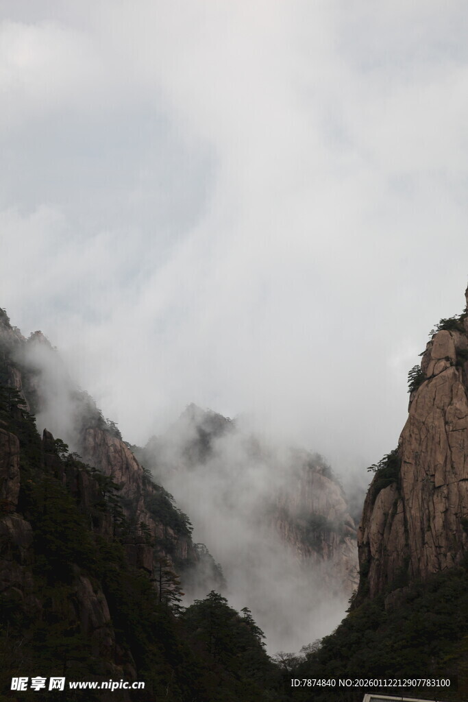 云雾缭绕的壮丽山峰
