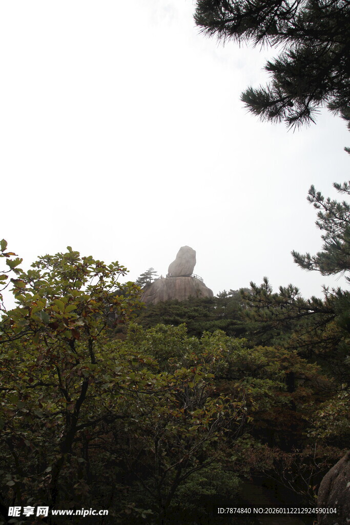 山林间隐约可见的奇特山石