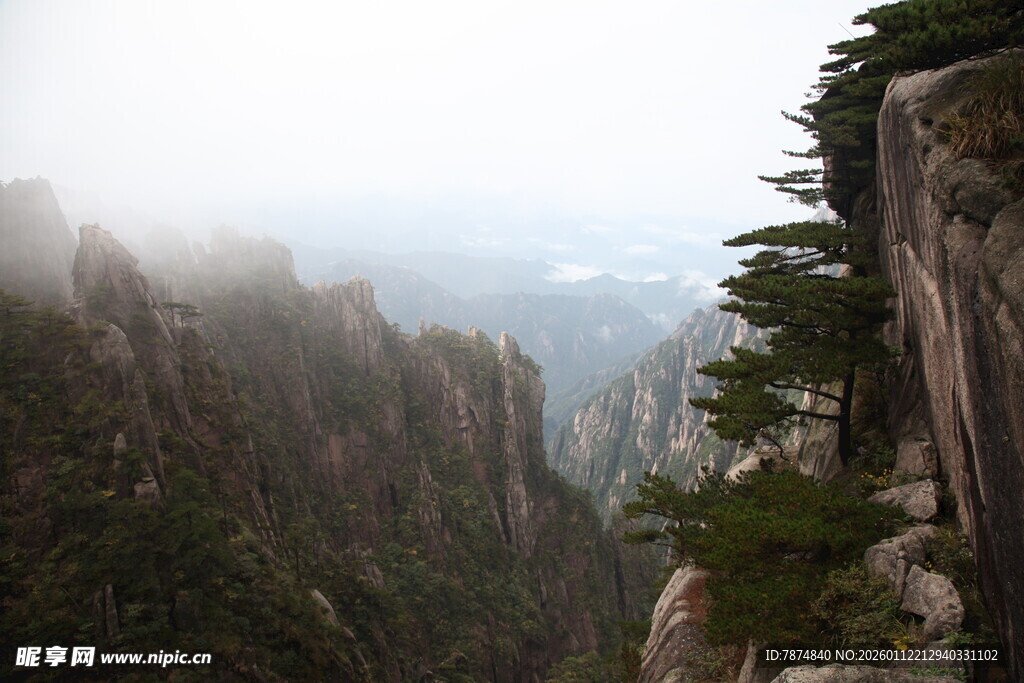 云雾缭绕的险峻山峰