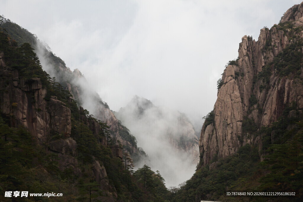 云雾缭绕的壮丽山景