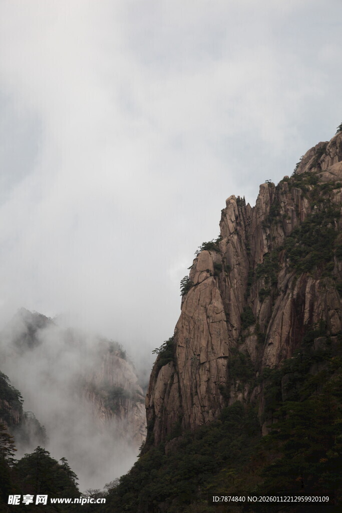 云雾缭绕的险峻山峰