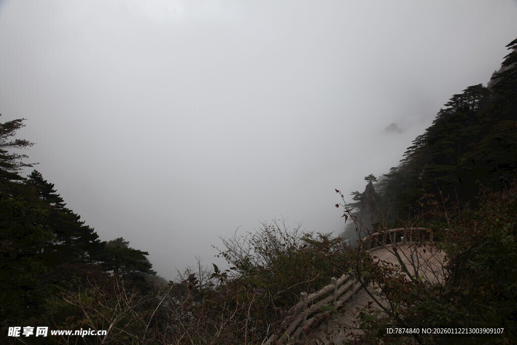 山间云雾缭绕的石阶小径