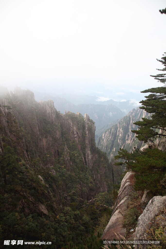 云雾缭绕的壮美山峦景色