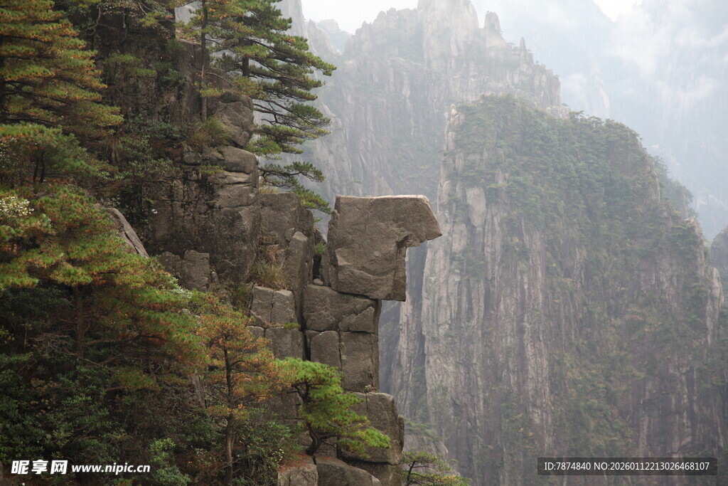 巍峨山峰云雾缭绕之景