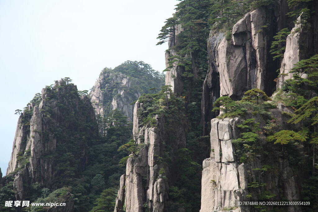奇峰罗列的壮丽山景