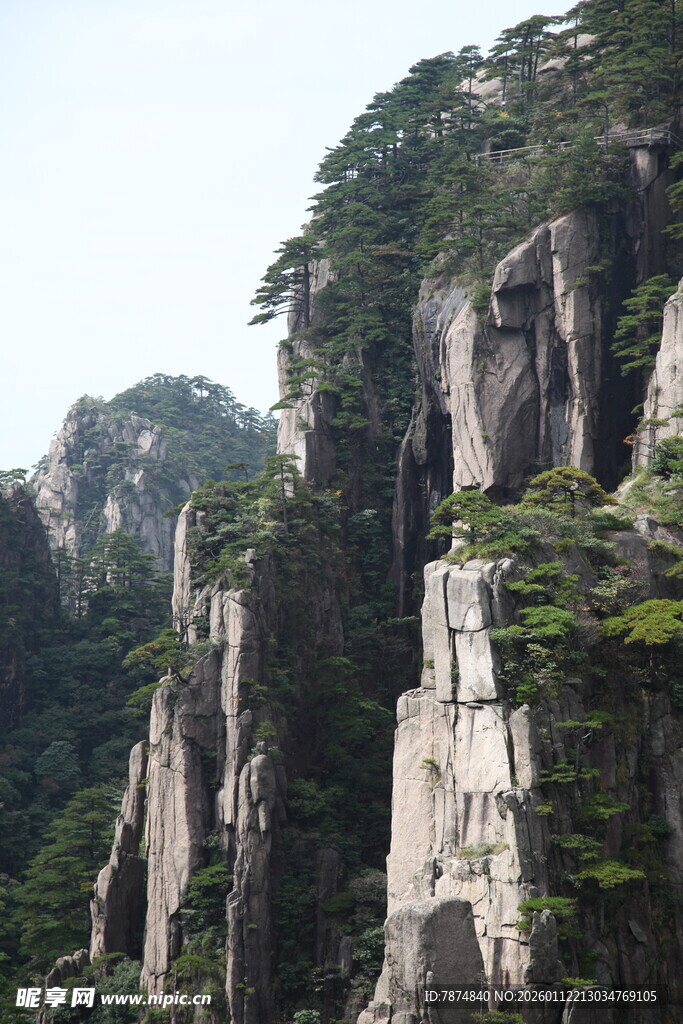 巍峨壮观的陡峭山峰