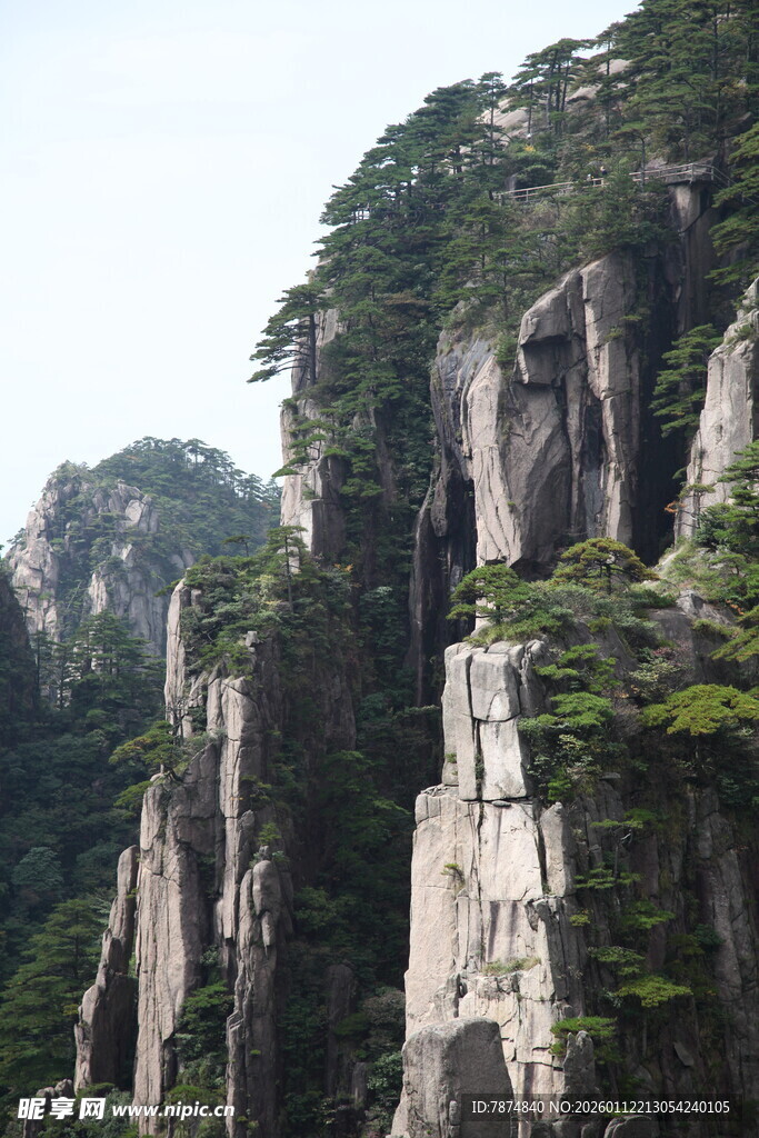 巍峨险峻的壮丽山峰景色