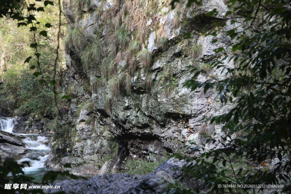 山间溪流旁的嶙峋岩壁
