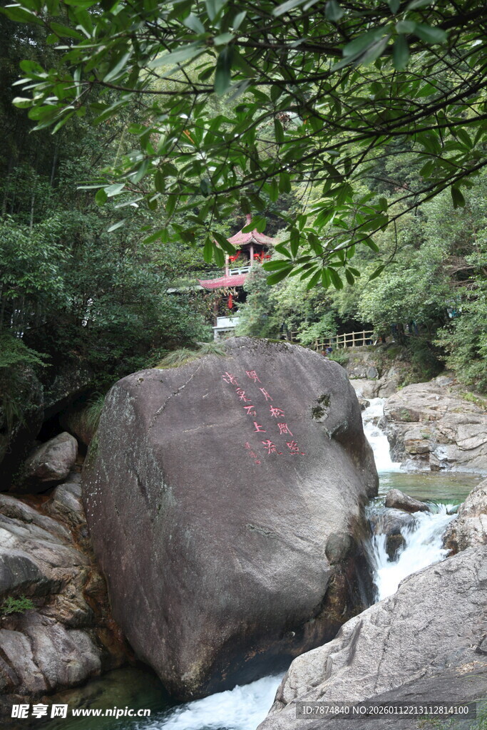 山间溪流旁的巨石与亭阁