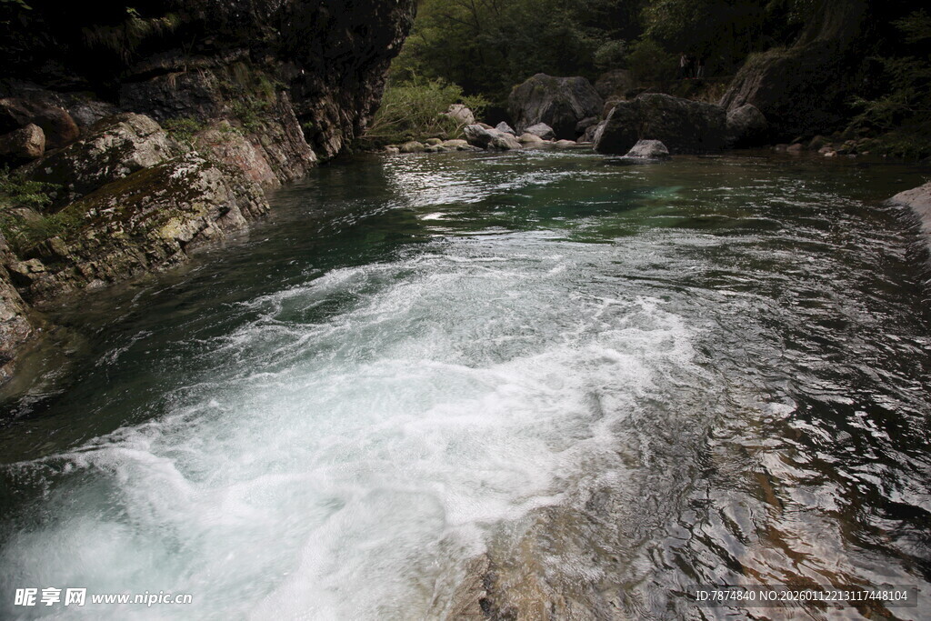 山间湍急溪流
