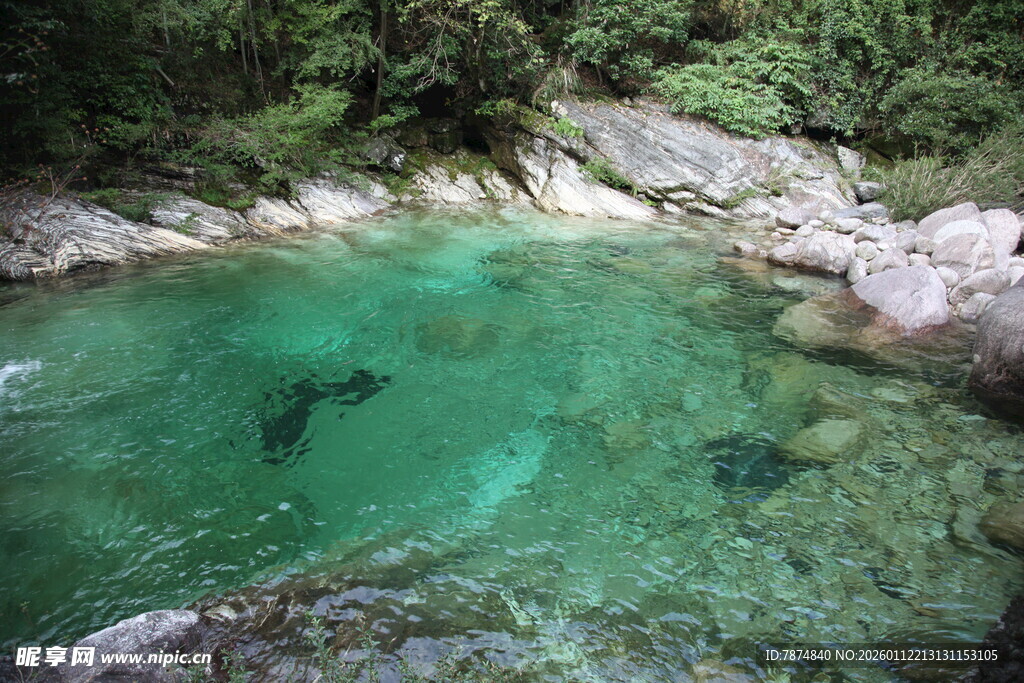清澈碧绿的山间幽潭