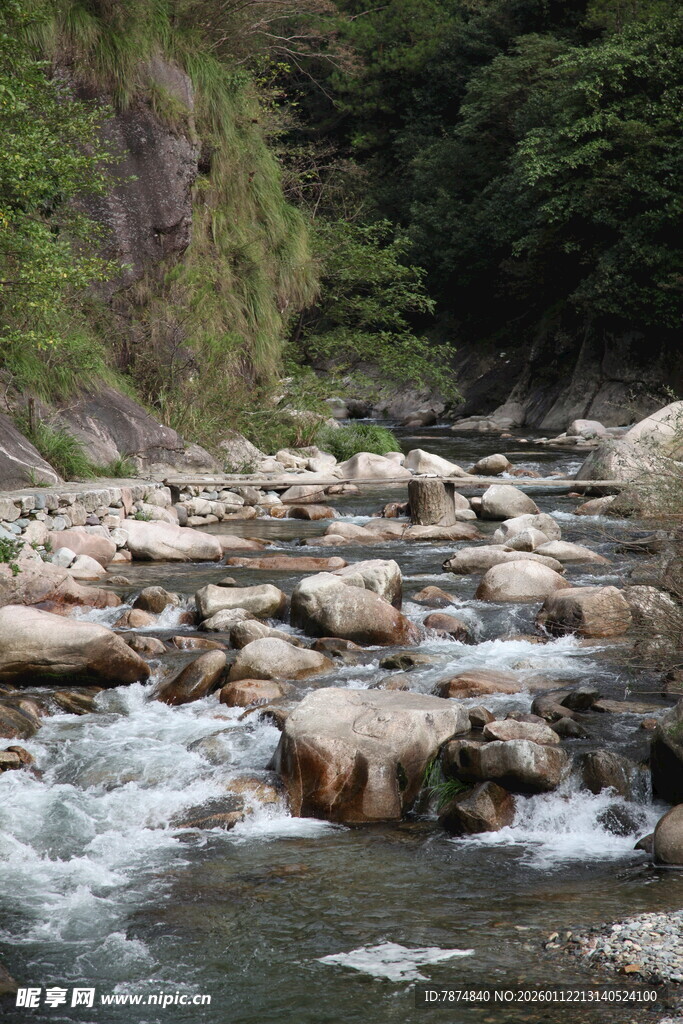 山间溪流 石间潺潺流水