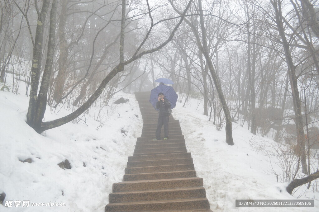 雪中山间步道上的独行者