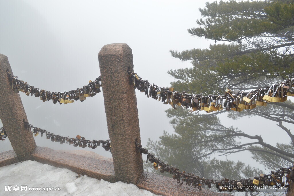 雾中锁链装点的山间护栏