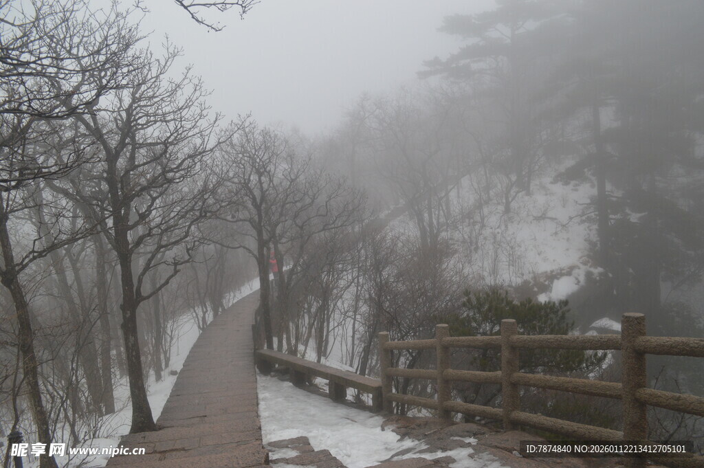 雪雾中的山间栈道