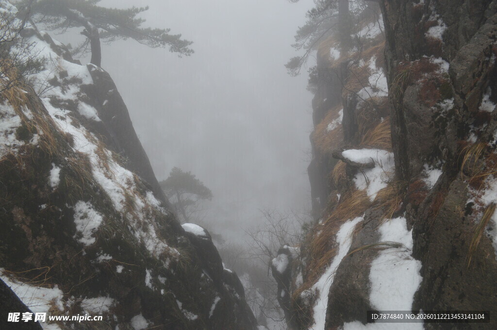 雪覆山峦 云雾缭绕之景