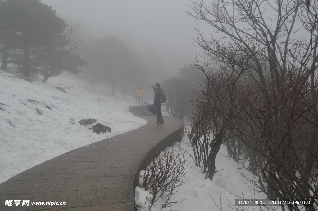 雪雾中独行的步道身影