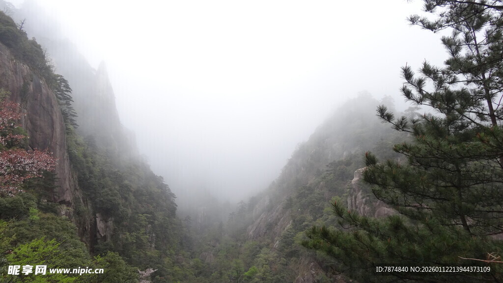 云雾缭绕的壮美山景