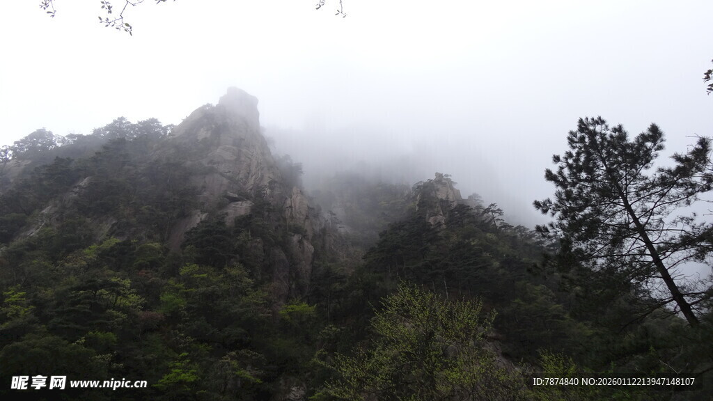云雾缭绕的山峦美景