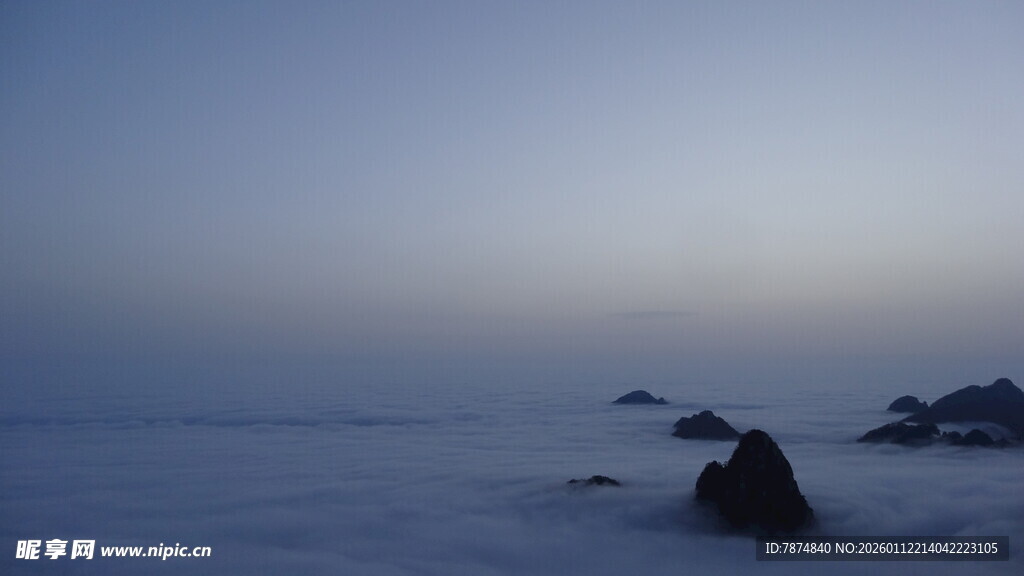 海上晨雾中的礁石景观