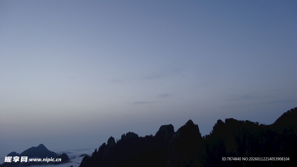 黄昏下的山峦轮廓