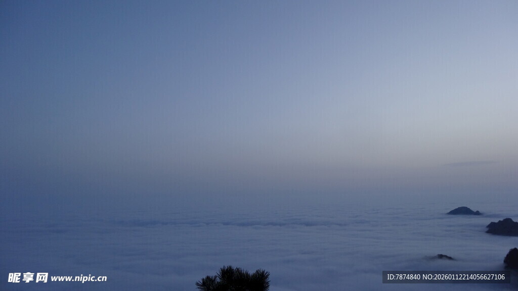 云海中的山峦景致