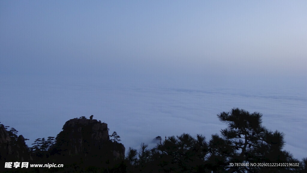 黄昏山林云海景观