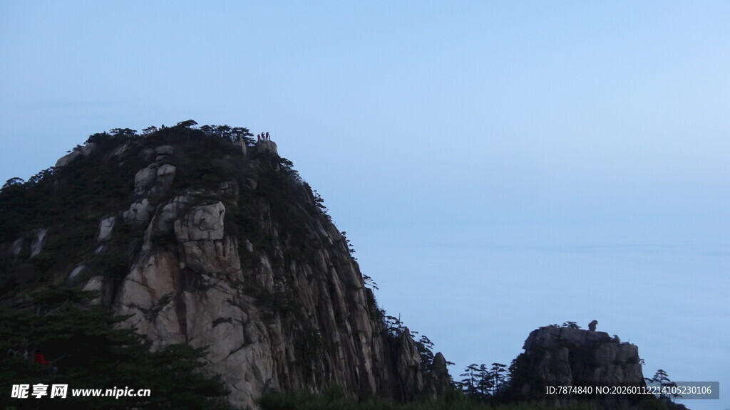 巍峨山峰 尽显自然之壮美