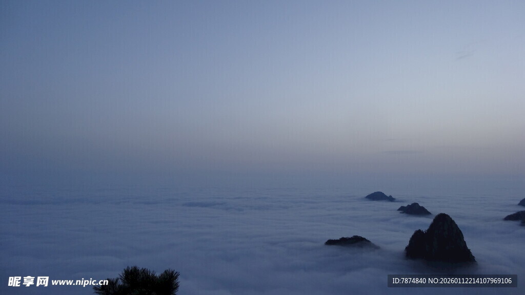 海边暮色中的礁石景观