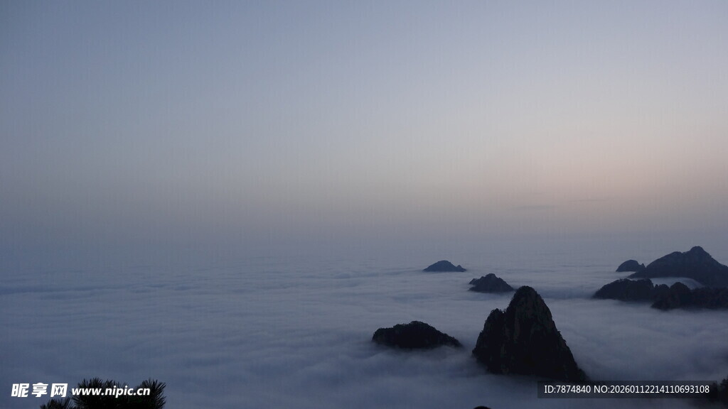 云海中的山峦美景