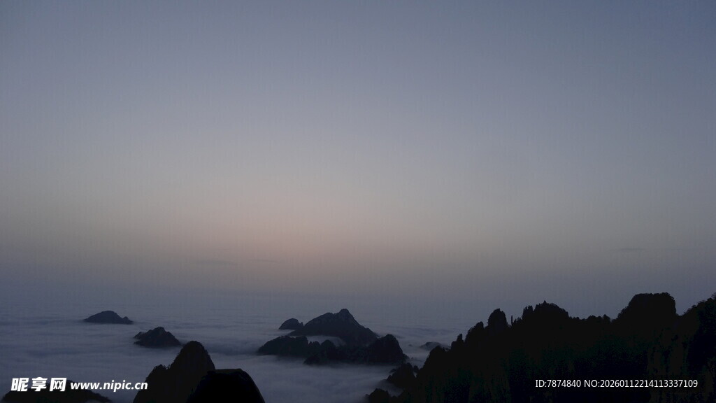 日出云海间的山景风光