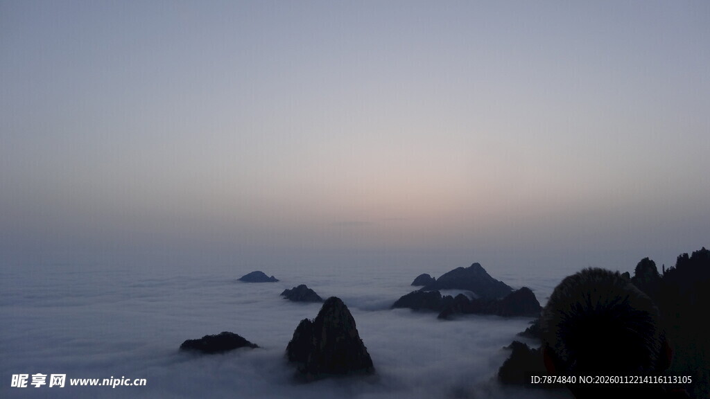 海边暮色中的嶙峋礁石