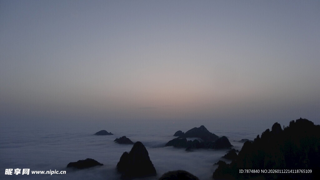 海边暮色中的嶙峋礁石