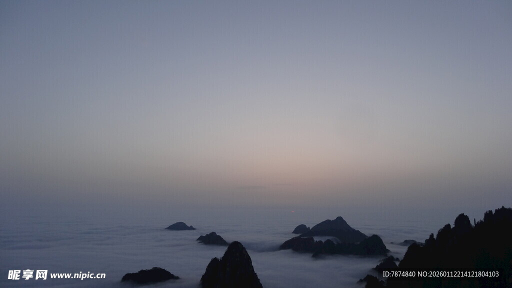 海上日出时的礁石景观