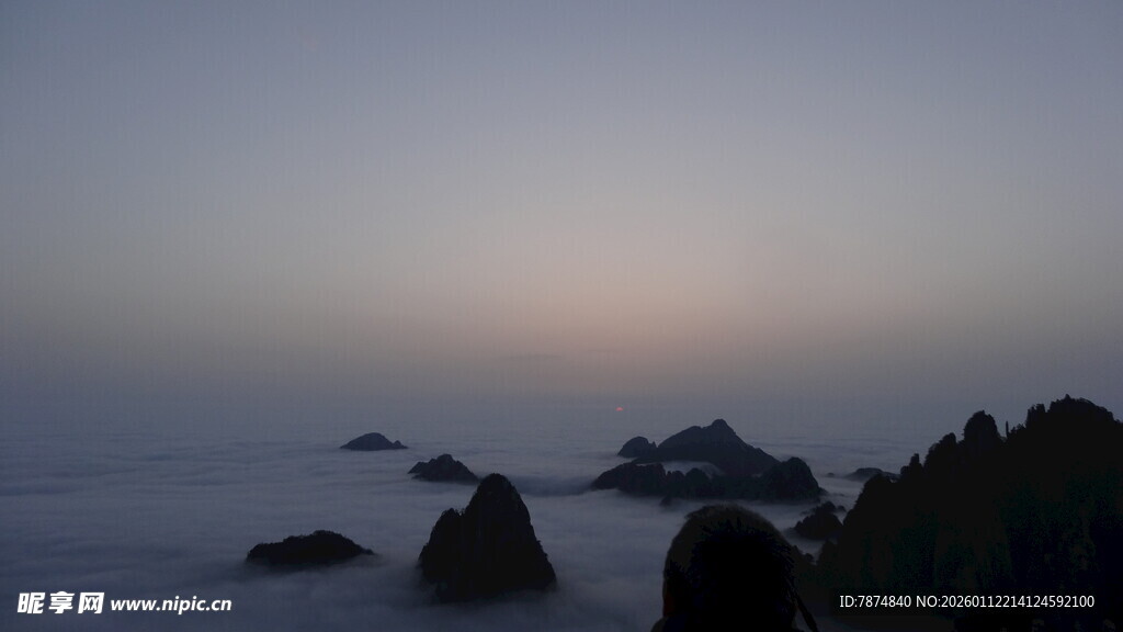 海边暮色中的嶙峋礁石