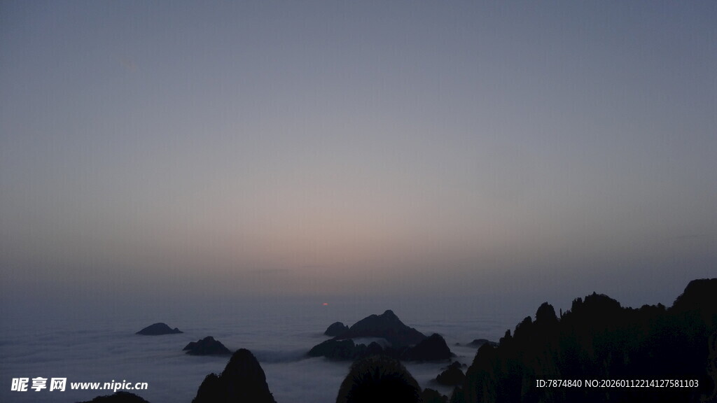 黄昏下的山峦美景