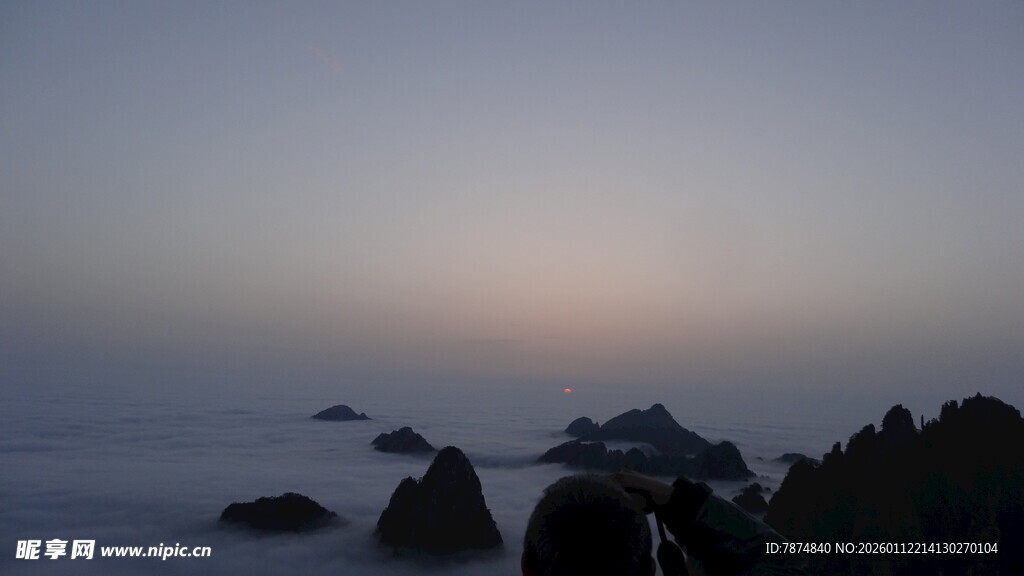 海边日出时的礁石景观