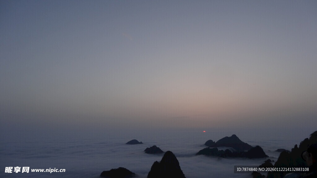 海上日出前的静谧礁石
