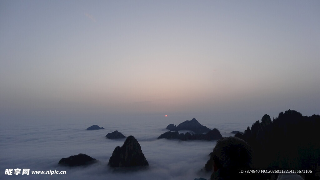 海上日出时的礁石景观