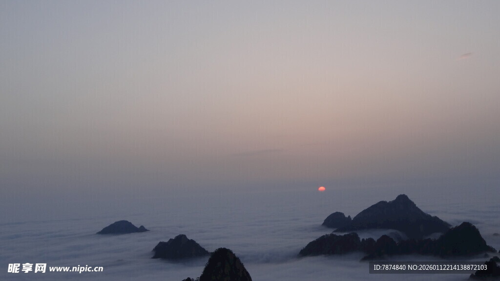 日出云海中的嶙峋山峦