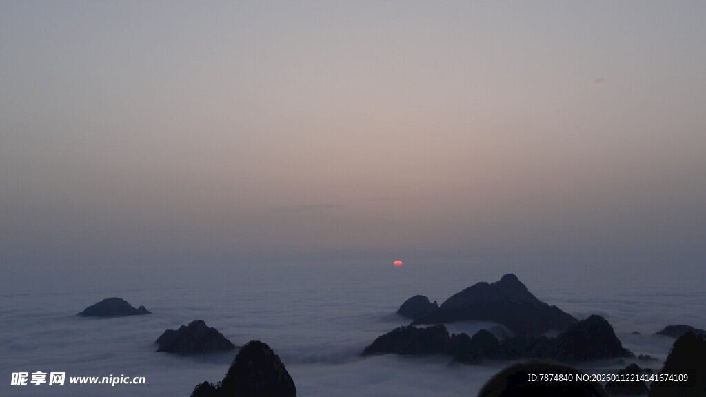 海上日出时的礁石景观