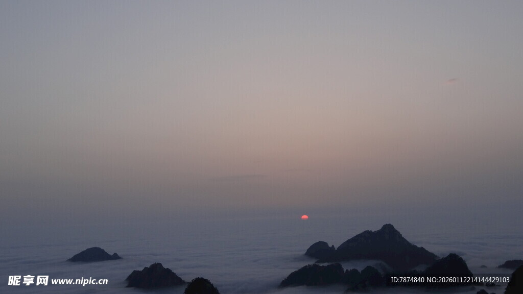 海上日出时的嶙峋礁石