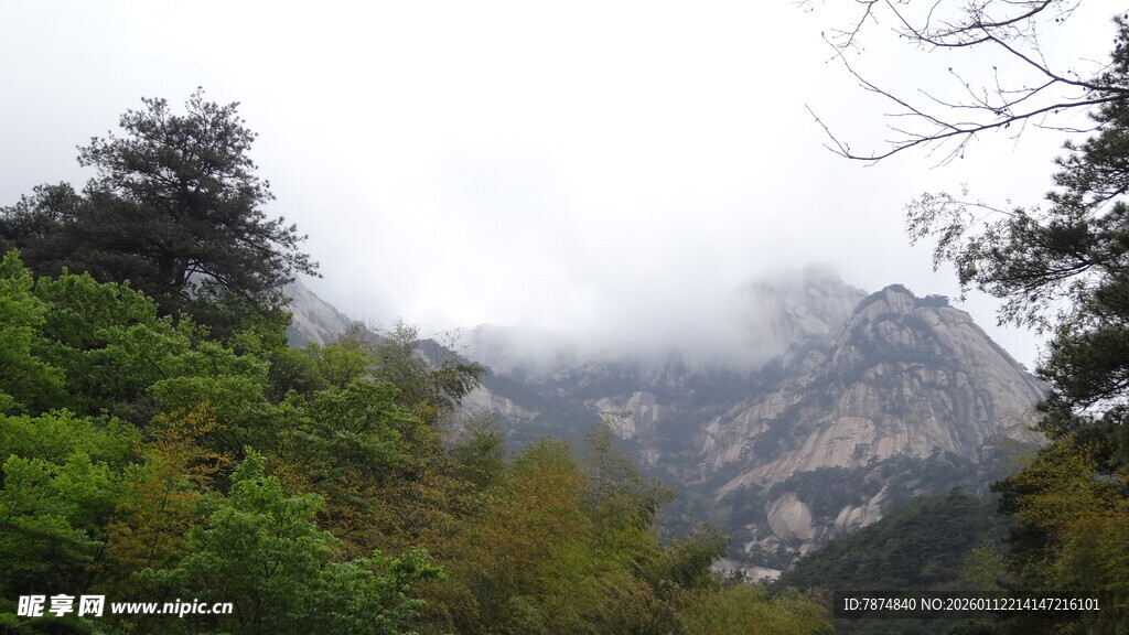 云雾缭绕的山间美景