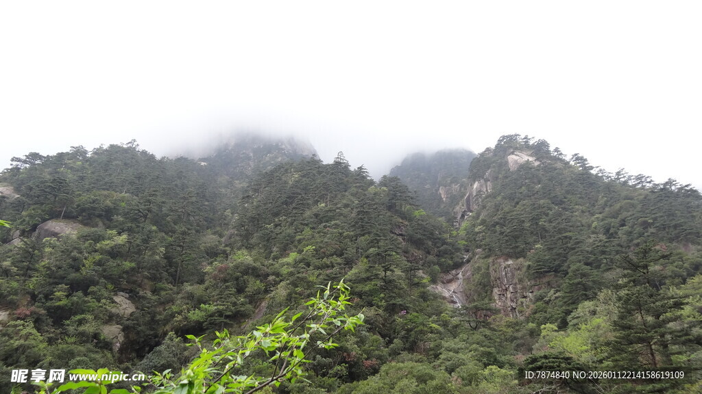 云雾缭绕的葱郁山峦