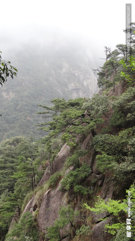 云雾缭绕的险峻山间景色