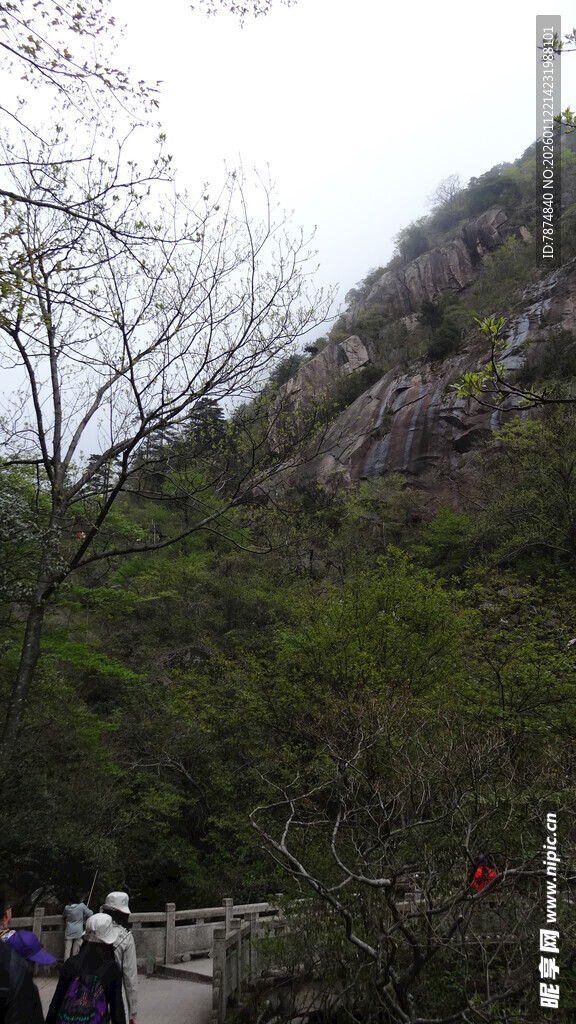 山间徒步小径 游人漫步